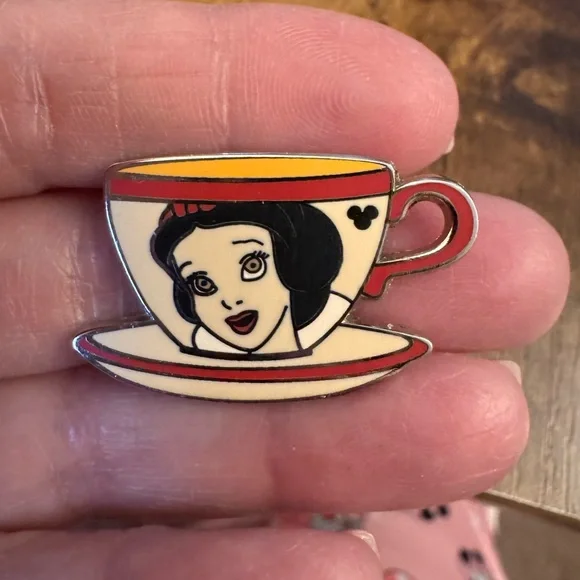 One “LOT” of excellent condition Disney Pins. 25 pins in total. - Picture 2 of 16